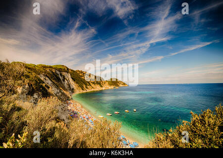 Vista panoramica della spiaggia da sogno in isola d'Elba in Toscana, Italia Foto Stock