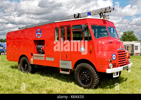 Un 1956 bedford rlhz pgw340 dea motore Fire in posa la livrea del 14 ag 27 raf luqa servizio antincendio al 2017 selwood vapore & vintage rally. Foto Stock