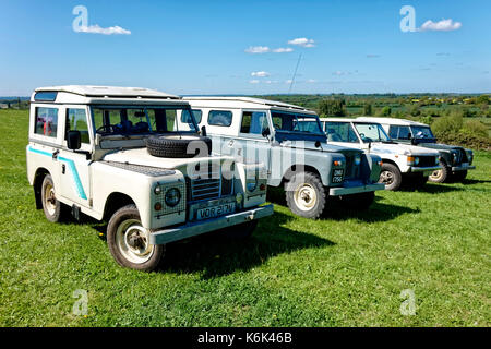 Una linea di veicoli Land Rover d'epoca e classici al Westbury Transport & Vintage Gathering 2017, Bratton, Wiltshire, Regno Unito. Foto Stock