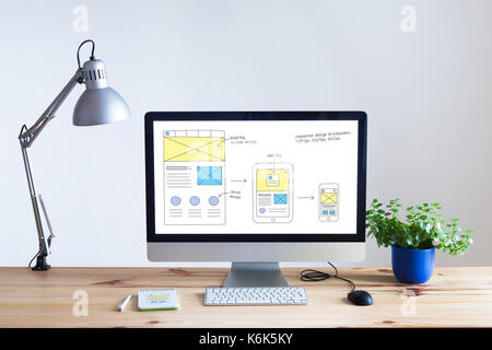 Reattivo di web design tecnologia sviluppo concetto con il computer desktop nel moderno ufficio luminoso e sito web wireframe layout di disegno sullo schermo, nobo Foto Stock