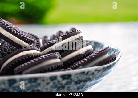 Oreo cookie in una ciotola Foto Stock
