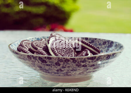 Oreo cookie in una ciotola Foto Stock