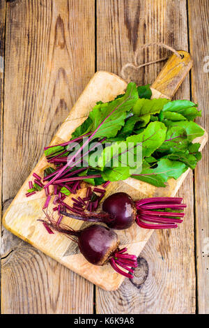 Crudo fresco barbabietole, tagliata a fette da cucina tagliere. studio foto Foto Stock