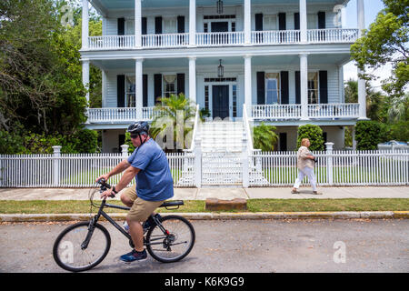 Beaufort South Carolina, Bay Water Street, casa, palazzo, quartiere storico, Lewis Reeve Sams House, casa anteguerra, 1852, adulti uomo uomini uomini uomini uomini, bicicletta, Foto Stock