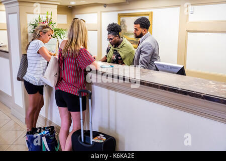 Charleston South Carolina, centro storico, Francis Marion Hotel, check-in reception prenotazione registro prenotazioni, check-in, ospite, impiegato, Foto Stock