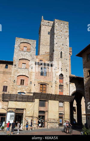 Torri in piazza della cisterna, la piazza principale di san gimignano toscana italia Europa UE Foto Stock