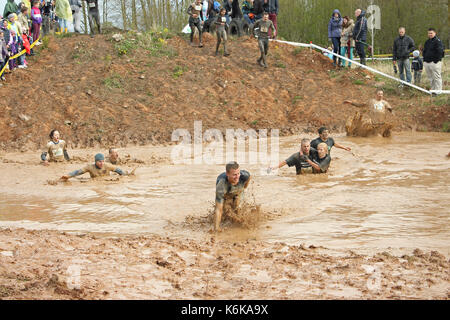 Cinevilla, Lettonia - 4 maggio 2014: i partecipanti della gara solida 2014. La forte race" è la sola massa estrema gara endurance negli Stati del Baltico Foto Stock