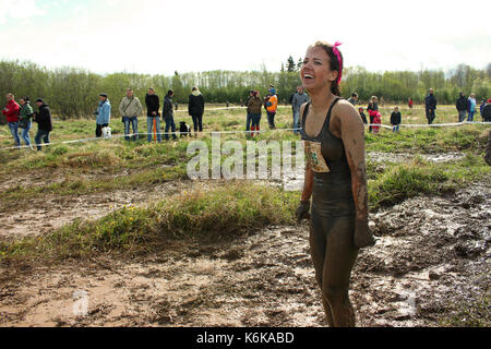 Cinevilla, Lettonia - 4 maggio 2014: i partecipanti della gara solida 2014. La forte race" è la sola massa estrema gara endurance negli Stati del Baltico Foto Stock