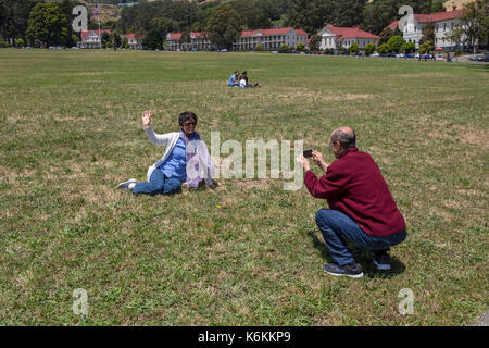 Persone, turisti, giovane, prendendo foto, cavallo punto lodge, il lodge al Golden Gate, fort baker, città di Sausalito, Marin County, California Foto Stock