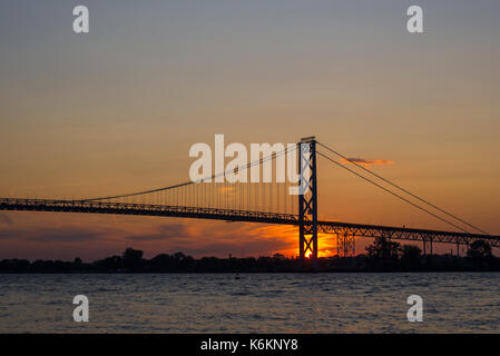 Vista del ponte ambassador il collegamento di Windsor, Ontario di DETROIT MICHIGAN al tramonto Foto Stock