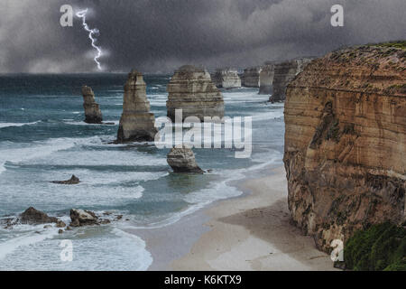 Dodici apostoli formazioni rocciose con illuminazione e temporale, Great Ocean Road, Victoria, Australia Foto Stock