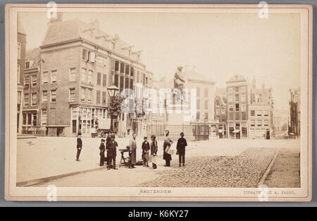 De westzijde van het Rembrandtplein (de voormalige Botermarkt) met het standbeeld van Rembrandt, onthuld nel 1852 001 Foto Stock