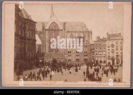 Diga, noordzijde. Gezicht op de Nieuwe Kerk, collegamenti met een gedeelte van het Koninklijk Paleis en rechts Dam 6 10 Foto Stock