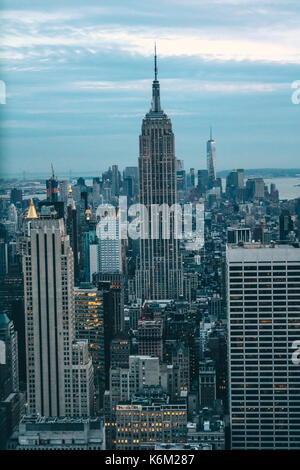 Cars driving sotto il ponte di Brooklyn Foto Stock