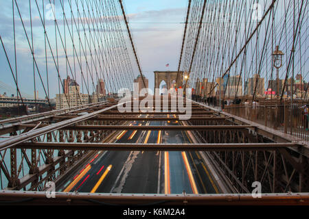 Cars driving sotto il ponte di Brooklyn Foto Stock