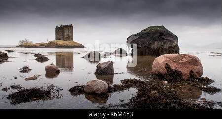 Castle Stalker sorge su una piccola isola costiera in loch latch in argyll sulla costa occidentale delle Highlands della Scozia. Foto Stock