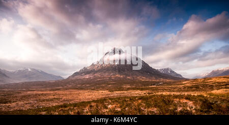 Il distintivo conica montagna rocciosa di Buachaille Etive Mor sorge dal vasto, vuota e congelati paesaggio di brughiera di Rannoch Moor vicino a Glen Coe Foto Stock