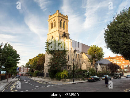 London, England, Regno Unito - 29 settembre 2016: serata sole illumina la torre e la parete ovest della santissima Trinità con san Barnaba chiesa sulla strada hartland in Foto Stock