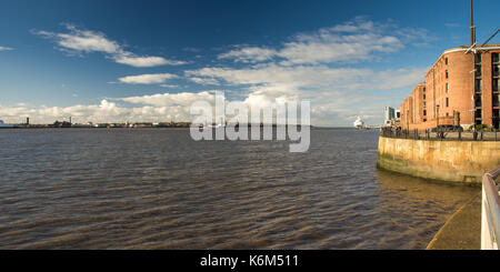 Liverpool, in Inghilterra, Regno Unito - 11 novembre 2016: il sole splende sul risviluppata albert dock warehouse in liverpool docks storico, con una nave da crociera doc Foto Stock