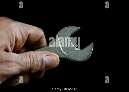 Rusty, vecchia bottega chiavi. chiavi idrauliche su una tavola nera in un workshop. Foto Stock