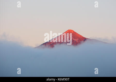 Il picco del Teide è un vulcano a Tenerife nelle Isole Canarie, Spagna. I suoi 3.718 m (12,198 ft) summit è il punto più alto in Spagna. Foto Stock