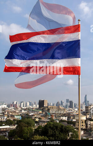 Bandiera nazionale tailandese sventolare nel vento su sfondo blu. la bandiera del Regno di Thailandia è volare nel cielo. Foto Stock