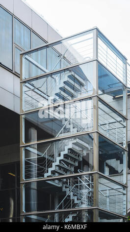 Metal fire escape esterno appartamento edificio per emergenza. scala sulla facciata di un edificio di moderna costruzione Foto Stock