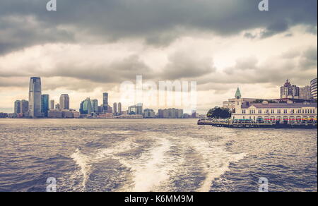 New york, Stati Uniti d'America - 28 settembre 2016: vista del molo del porto di una casa nel piano medio con new jersey cityscape sullo sfondo preso da una new york wate Foto Stock