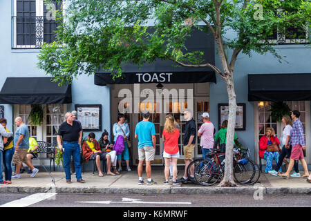 Charleston South Carolina, centro storico, toast, ristorante ristoranti, ristoranti, ristoranti, caffè, all'esterno, in attesa, coda, popolare, SC17051408 Foto Stock