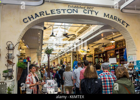 Charleston South Carolina, centro storico, Charleston City Market, shopping shopper shopping negozi di mercato mercati di vendita di mercato, reta Foto Stock