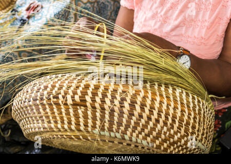 Charleston South Carolina, centro storico, Charleston City Market, shopping shopper shopping negozi mercati di vendita di mercato, negozio al dettaglio Foto Stock