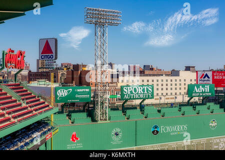 Il Fenway Park, Green Monster parete - vista superiore all'iconico Fenway Park mostro verde la parete, con la Citgo billboard sign in background. Il Fenway Park è la casa dei Boston Red Sox, American League Major League Baseball team. Foto Stock