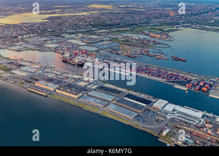 Vista aerea del Bayonne terminale per container e area industriale in New Jersey. Foto Stock