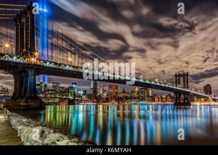Manhattan Bridge 911 Omaggio - Manhattan Bridge incornicia il Ponte di Brooklyn e la parte inferiore dello skyline di Manhattan durante il mese di settembre 11 Omaggio di luci Foto Stock