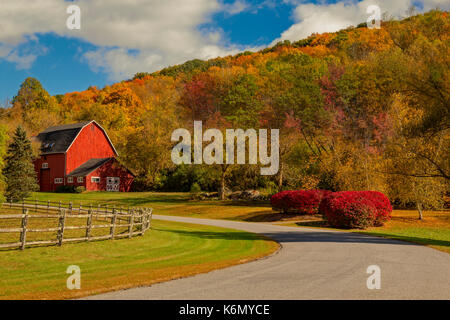 Granaio rosso intorno a caduta delle foglie - i caldi e luminosi colori dell'Autunno nel Nord Est circondano il granaio rosso presso un agriturismo in Western Conne Foto Stock