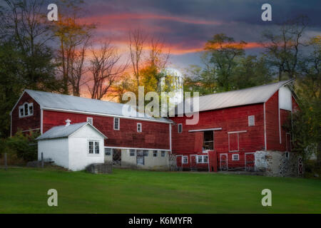 Ultima luce presso il granaio rosso - granaio rosso e silo a un casale della contea di Sussex, New Jersey. Foto Stock