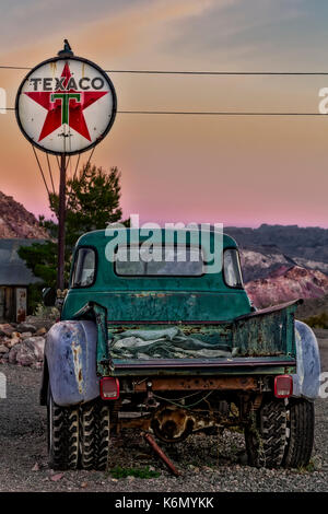 Texaco Gas Station - Vintage Texaco gas station con antichi pick up truck durante il tramonto. Foto Stock