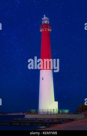 Luce Barnegat Star doccia - una bella stella riempito cielo a Barnegat Lighthouse stato parco situato sulla punta settentrionale della spiaggia lunga isola nell'oceano Foto Stock