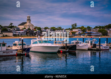 Un bel pomeriggio presso il colorato P-Città Porto di Cape Cod, Massachusetts. Foto Stock