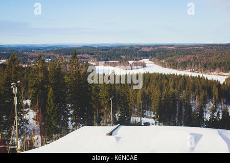 Bella cold mountain view di ski resort, soleggiata giornata invernale con pendenza delle piste e impianti di risalita Foto Stock