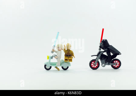 Lego Darth Vader a caccia di Luke Skywalker dan c3po robot Foto Stock