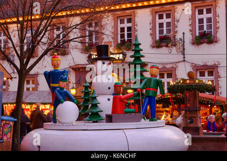 Fiera di Natale a Michelstadt nell'Odenwald: Snowman in legno e figure invernali, Hesse, Germania Foto Stock