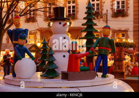 Fiera di Natale a Michelstadt nell'Odenwald: Snowman in legno e figure invernali, Hesse, Germania Foto Stock