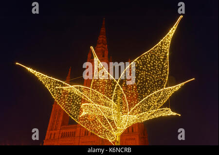 Wiesbaden: Illuminazione di Natale di fronte a Marktkirche a Sternschnuppenmarkt (fiera di natale) in Piazza del Palazzo, Hesse, Germania Foto Stock