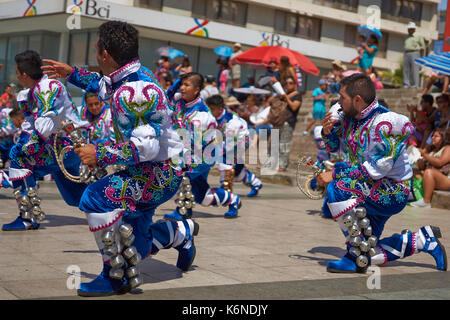 Caporales ballerini in costumi ornati di eseguire l'annuale Carnaval Andino con la Fuerza del Sol a Arica, Cile. Foto Stock