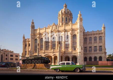 Il museo della rivoluzione con il su-100 serbatoio sovietica cacciatorpediniere e una 50s parcked auto davanti, Havana, Cuba Foto Stock