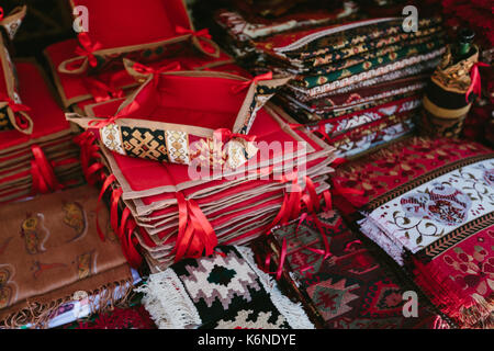 Tessuti di mercato delle pulci vernissage Yerevan, Armenia Foto Stock