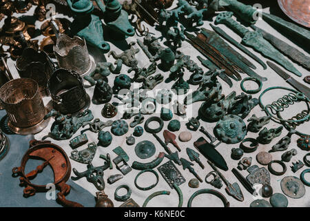 Antichi oggetti di metallo. mercato delle pulci vernissage Yerevan, Armenia Foto Stock