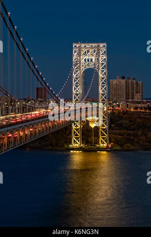 GW Bridge al crepuscolo - George Washington Bridge GWB durante le ore di colore blu. Indicato anche come il Grande Grigio ponte sopra il faro rosso piccolo. Disponibile in versione a colori così come in una stampa in bianco e nero. Per visualizzare ulteriori immagini per favore: visita http://susancandelario.com Foto Stock