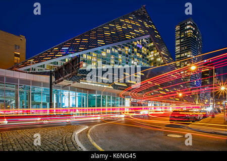 Via 57 West NYC - Lunga esposizione vista della piramide edificio moderno a 625 West 57th Street in midtown Manhattan, a New York City. Gli illuminati Foto Stock